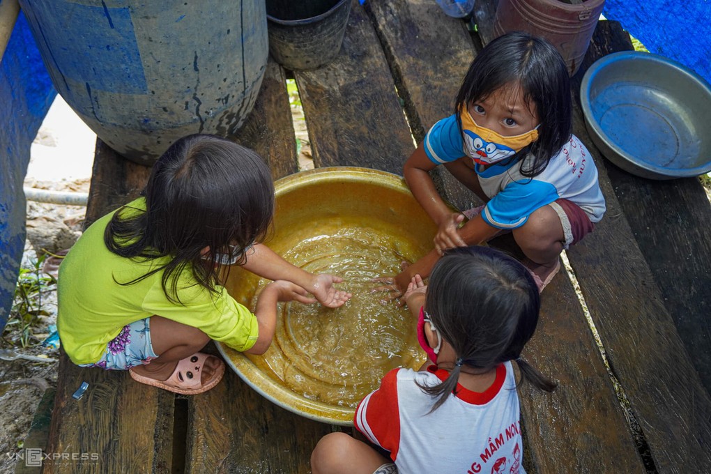 Các em nhỏ ở xã Quảng Hòa, huyện Đăk Glong rửa tay trước khi ăn cơm. Đây là một trong ba điểm dịch của tỉnh Đăk Nông . Ảnh: Trần Hóa.