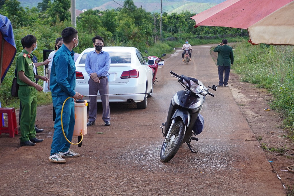 Chốt kiểm soát dịch tại xã Hải Yang, huyện Đăk Đoa, hôm 6/7. Ảnh: Trần Hóa.