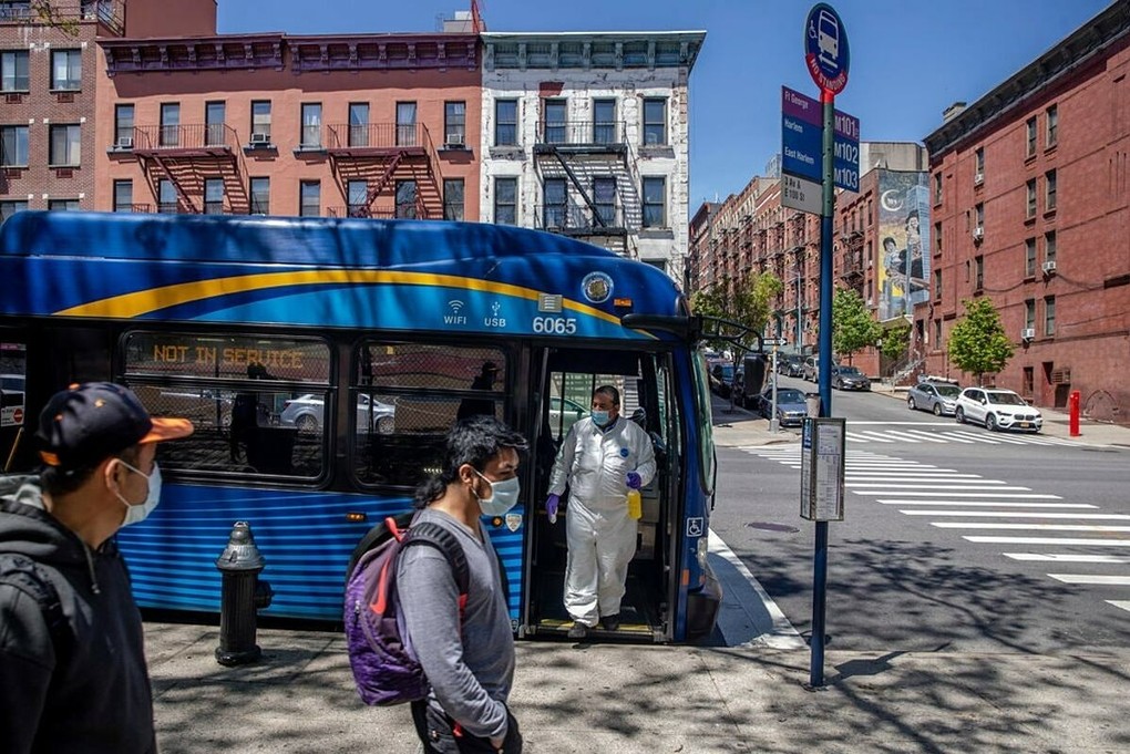 Một tài xế đang khử trùng chiếc xe bus tại East Harlem, New York, tháng 5/2020. Ảnh: NY Times