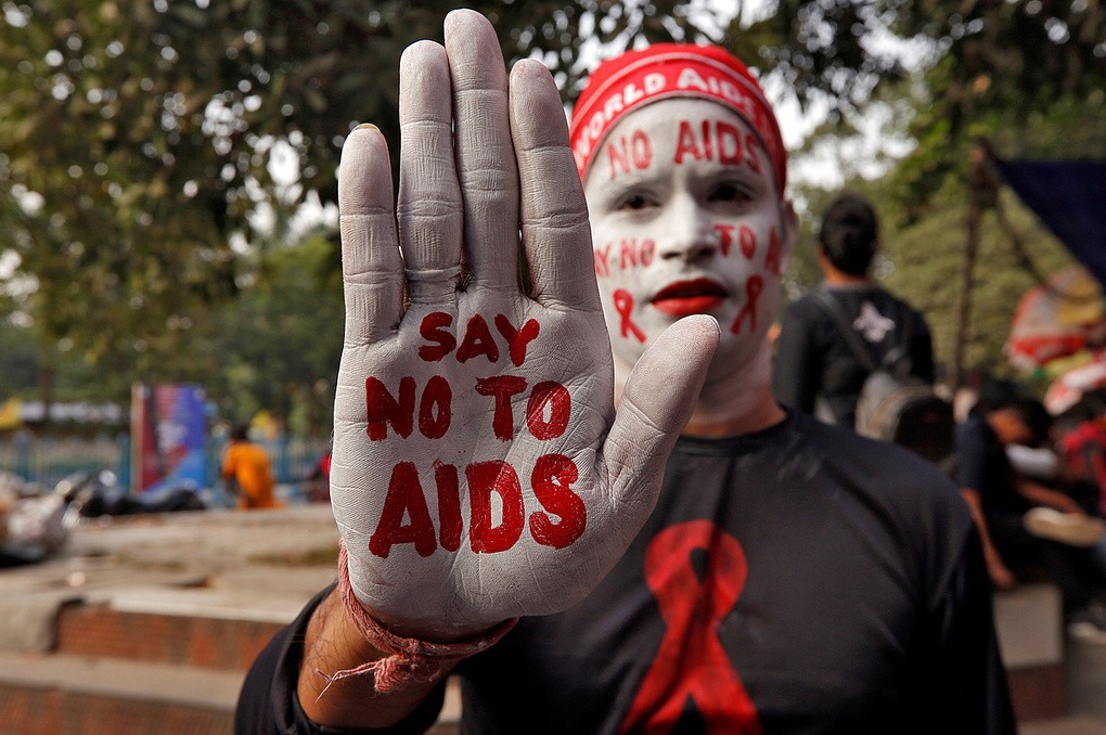 Một tình nguyện viên tại Kolkata, Ấn Độ giơ khẩu hiệu 'Nói không với AIDS', tháng 11/2018. Ảnh: Reuters