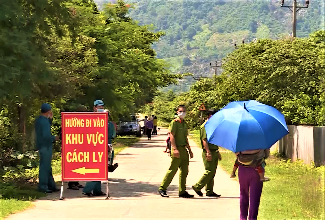 Ngành y tế tiến hành cách ly thôn 7, xã Cư Króa, huyện M’Đrắk để phòng, chống bệnh bạch hầu.