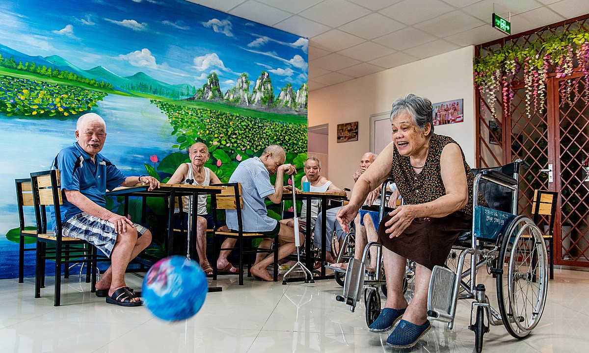 Vietnamese seniors embrace nursing home life