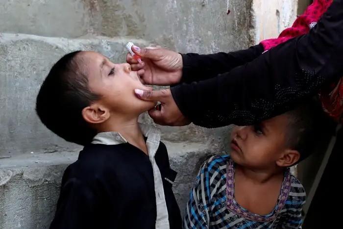 Một cậu bé đang tiếp nhận vaccine bại liệt tại thành phố Karachi, Pakistan, vào ngày 9/4/2018. Ảnh: Reuters.