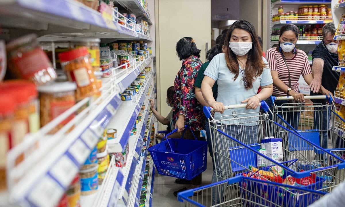 People shop in a supermarket in District 1, Ho Chi Minh City on March 31, 2020. Photo by VnExpress/Thanh Nguyen.