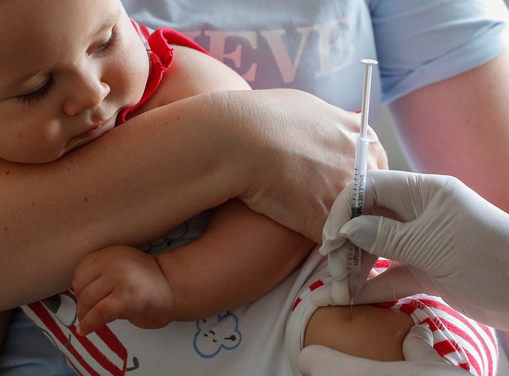 Một trẻ tại Kiev, Ukraine đang được tiêm vaccine, tháng 8/2019. Ảnh: Reuters