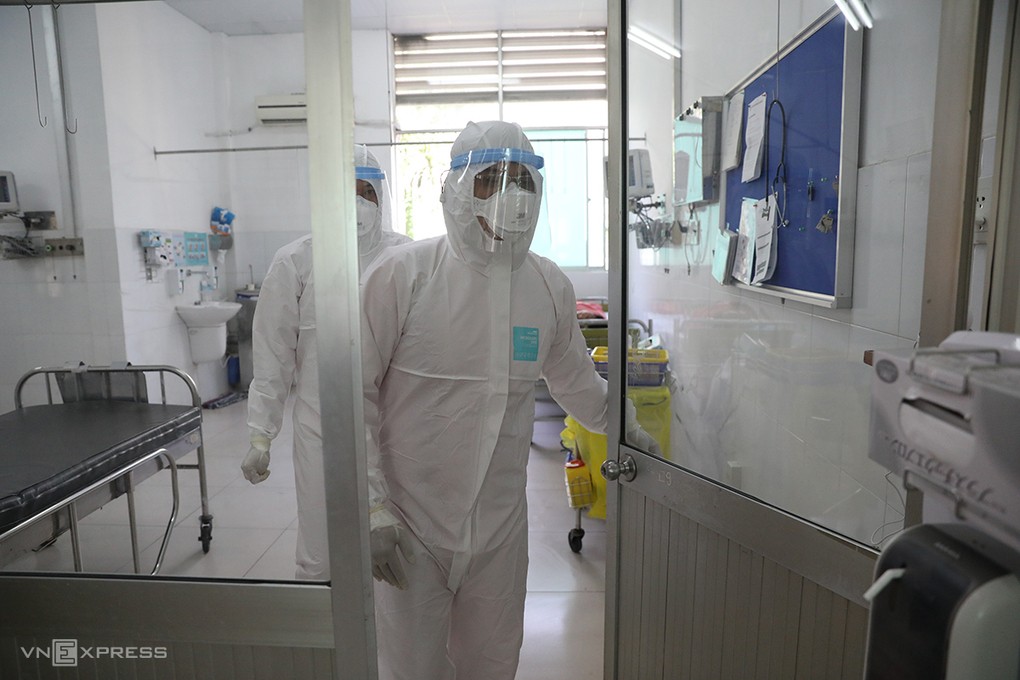 Bác sĩ Chợ Rẫy mang máy ECMO ra Đà Nẵng điều trị ca nghi nhiễm