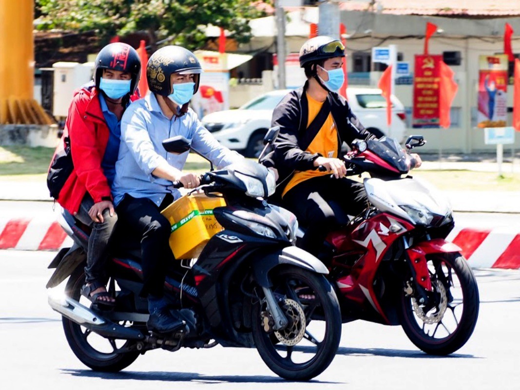 People wear masks on the streets. The patient had visited a lot of places before being hospitalized, and local medical authorities have set up a hotline for people with information related to Covid-19 to call.