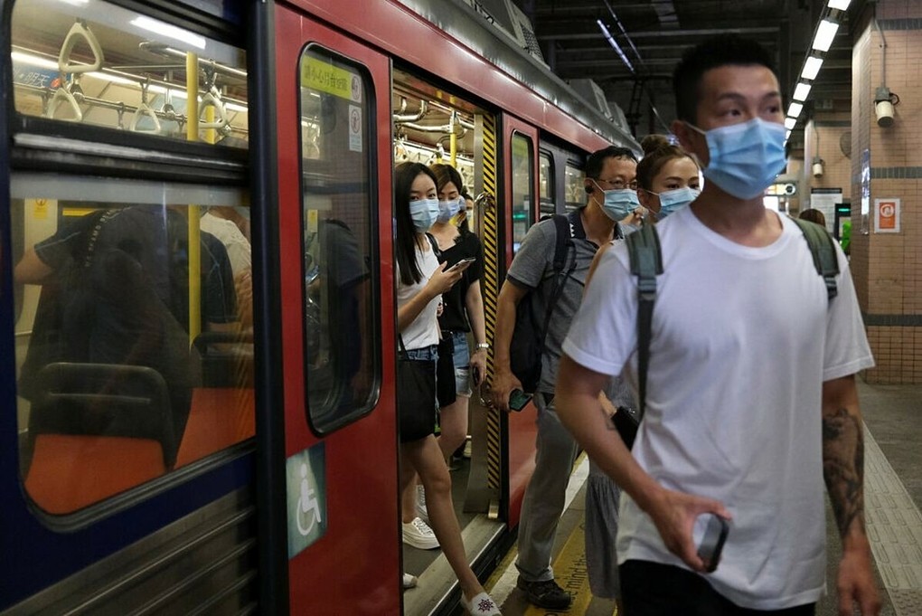 Người dân Hong Kong đeo khẩu trang khi đi làm bằng tàu điện ngầm, ngày 19/7. Ảnh: Reuters