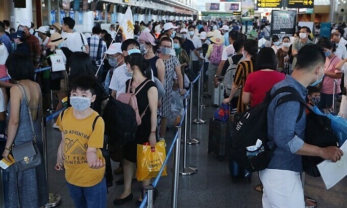 Da Nang Airport in central Vietnam is flooded with tourists, July 24, 2020. Photo by VnExpress/Dac Thanh.