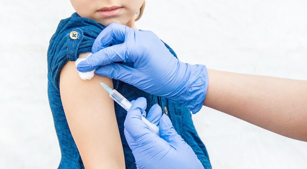 Tiêm vaccine là một trong những cách phòng viêm gan B hiệu quả. Ảnh: Freepik.