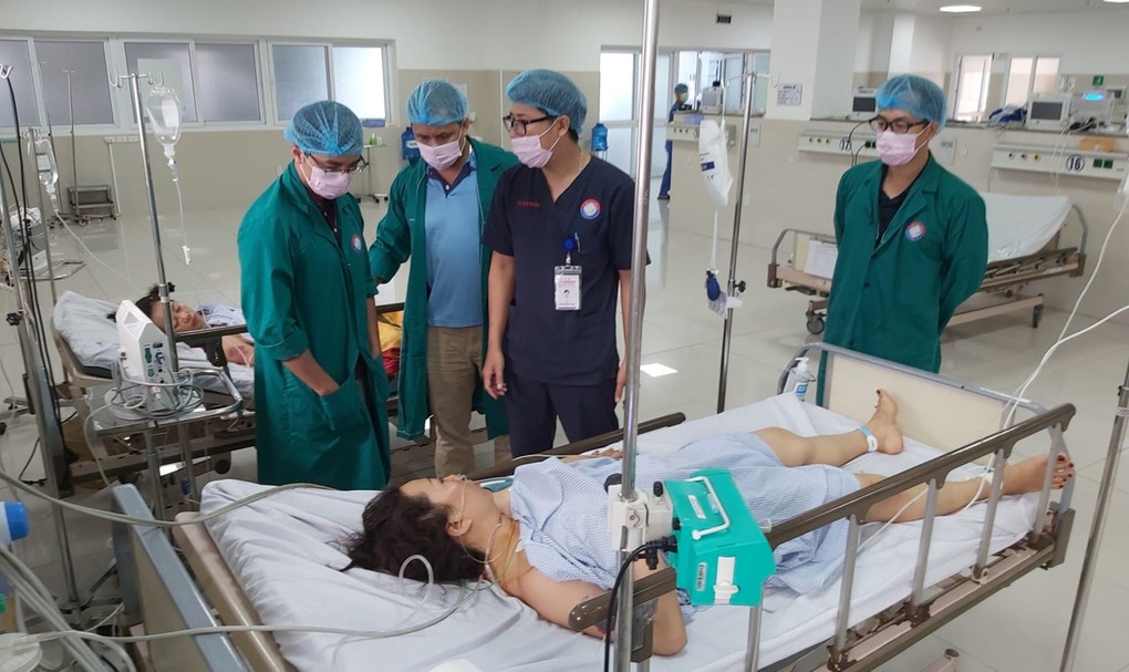 Nhóm bác sĩ Bệnh viện Việt Đức thăm khám bệnh nhân sau tai nạn giao thông ở Quảng Bình. Ảnh do bác sĩ cung cấp.