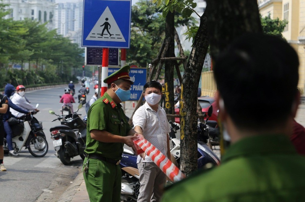 Công an căng dây phong toả khu vực nhà hàng 106 Trần Thái Tông. Ảnh: Tất Định.