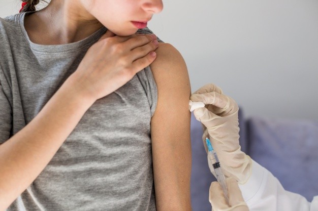 Tiêm vaccine là biện pháp chủ động phòng thủy đậu và nhiều bệnh truyền nhiễm khác. Ảnh: freepik.