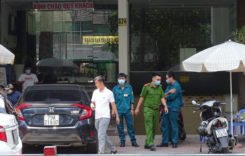 Công an, dân quân phong tỏa khách sạn 9 tầng trên đường Nguyễn Chí Thanh, nơi 