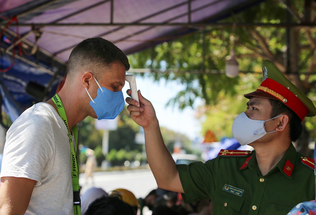 Công an tỉnh Quảng Nam kiểm tra thân nhiệt một người nước ngoài từ Đà Nẵng đi qua chốt kiểm dịch số 1, đường ĐT 603 B, phường Điện Ngọc, thị xã Điện Bàn, ngày 29/7/2020. Ảnh: Đắc Thành