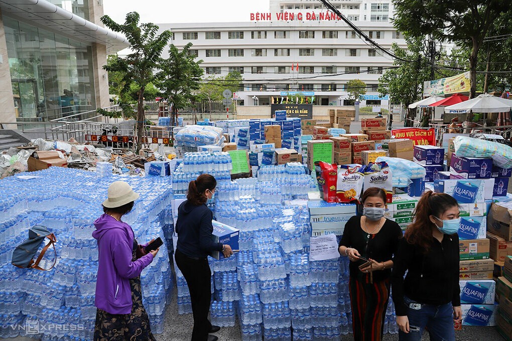 Người dân tiếp tế rất nhiều vật dụng cho các bệnh viện đang phải cách ly, điều trị bệnh nhân Covid-19, chiều 30/7. Ảnh: Nguyễn Đông.