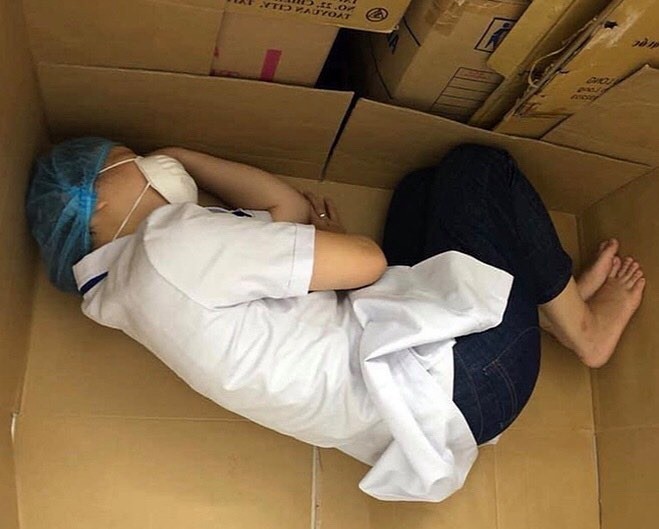 Nữ điều dưỡng Đà Nẵng ngủ mệt trên sàn