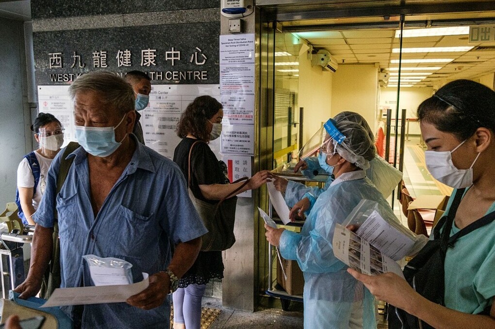 Người dân Hong Kong được phân phát kit xét nghiệm Covid-19 miễn phí, ngày 28/7. Ảnh: AFP