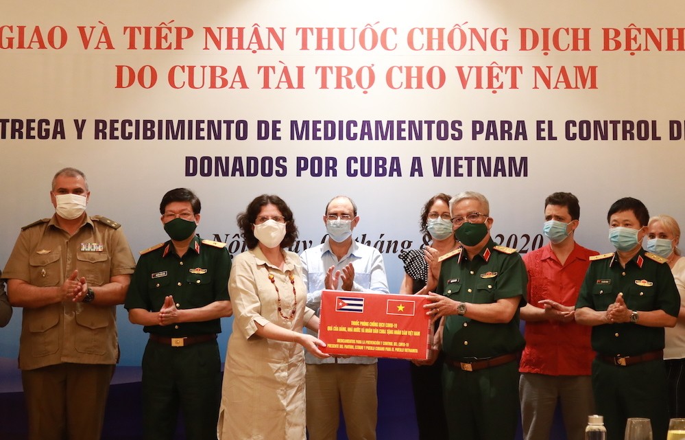 Đại sứ Cuba tại Việt Nam, bà Lianys Torres Rivera, tặng thuốc interferon Alfa 2B cho Việt Nam chiều 5/8. Ảnh: Nguyên Hải