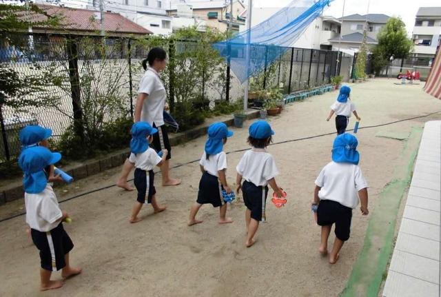 Lý do trẻ em Nhật Bản luôn đi chân trần khiến ai cũng tâm phục khẩu phục