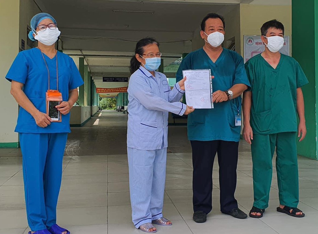 Hai bệnh nhân Covid-19 Quảng Ngãi, một Đà Nẵng ra viện