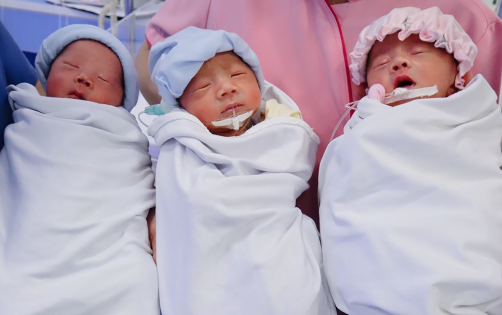 Mang thai tự nhiên ba em bé đều trên 1,5 kg