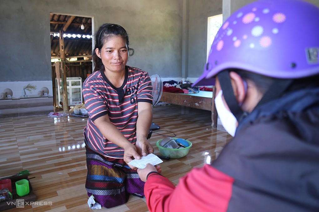 Nhân viên y tế phát kháng sinh dự phòng cho người dân ở khu vực bị bạch hầu, tại xã Vĩnh Hà, Vĩnh Linh, ngày 29/7. Ảnh: Hoàng Táo