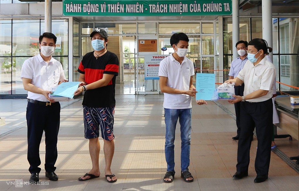 Lãnh đạo Bệnh viện Đa khoa Trung ương Quảng Nam trao giấy chứng nhận khỏi Covid-19. Ảnh: Đắc Thành.