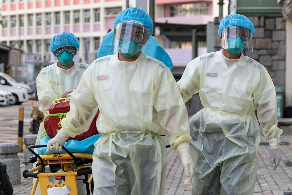 Nhân viên y tế tại Hong Kong, ngày 23/8. Ảnh: AFP