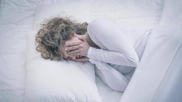 Ba thói quen trước khi ngủ đang rút ngắn tuổi thọ của bạn