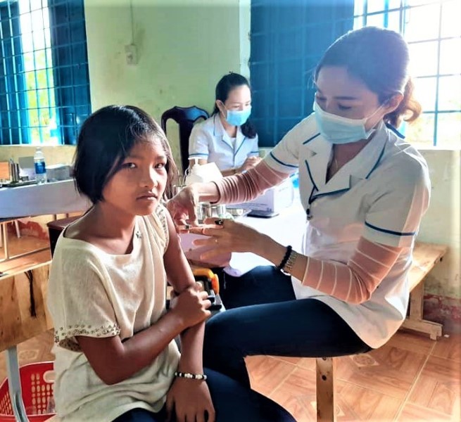 Trẻ em xã Cư Pui, huyện Krông Bông được tiêm vaccine phòng, chống bệnh bạch hầu.