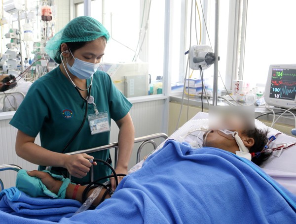 Anh Tâm đang phải thở máy và lọc máu liên tục. Ảnh: BVCC