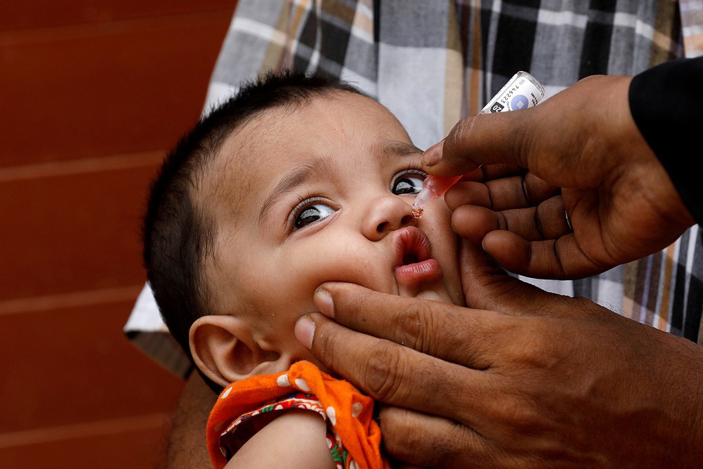 Trẻ em tại Pakistan được uống vaccine bại liệt, 20/7. Ảnh: Reuters