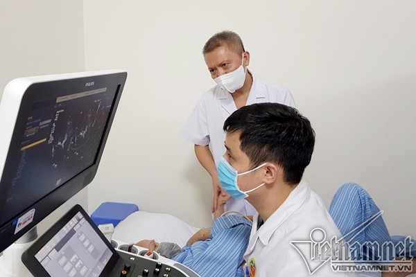 Bác sĩ Việt thay lại van tim cho bệnh nhân không vết mổ