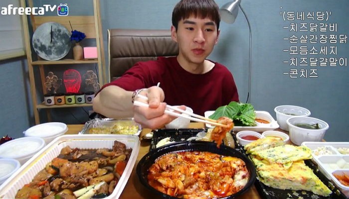 Trào lưu Mukbang cũng là nguyên nhân chính dẫn tới tình trạng béo phì, loãng xương của Tiểu Lý. (Ảnh minh họa)