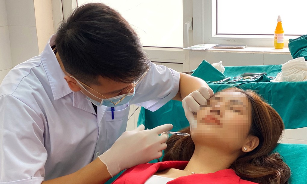 Bác sĩ Duy đang tiêm botox vùng cằm cho khách hàng. Ảnh: Bác sĩ cung cấp