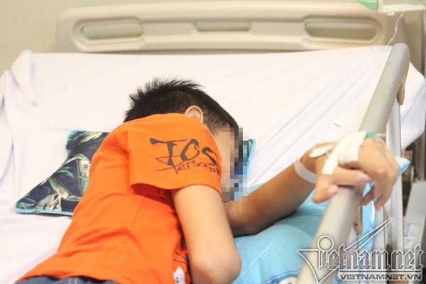 Bé T. may mắn được phát hiện kịp thời nên đã qua cơn nguy kịch, tuy nhiên phổi vẫn còn tổn thương, cần theo dõi tiếp