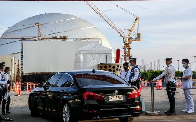 Kiểm tra  y tế tại trung tâm mua sắm ở Ma-ni-la (Phi-li-pin). Ảnh TÂN HOA XÃ