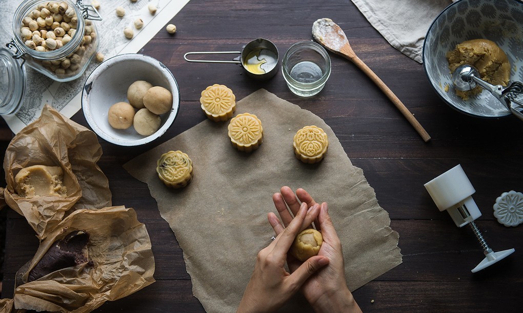 Bánh trung thu nhà làm nhiều hình dáng, màu sắc, mùi vị hơn nhưng khó dễ hỏng hơn do hạn dùng ngắn. Ảnh: Static