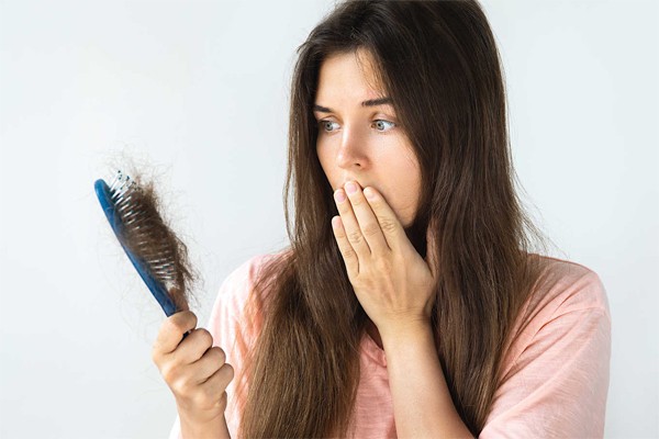 Rụng tóc liên tục đừng chủ quan, dấu hiệu cảnh báo một số bệnh nguy hiểm