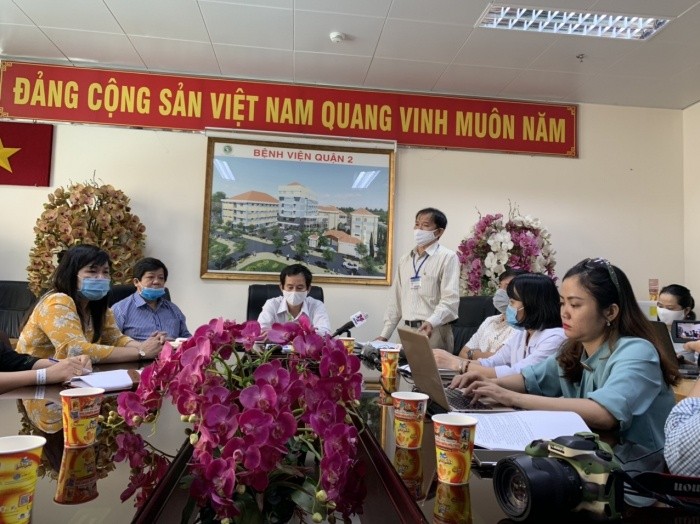 Bác sỹ Trương Thanh Trung (đứng), Trưởng phòng Y tế Q.2 trình bày trong buổi họp báo