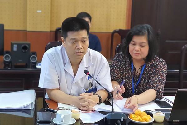 PGS.TS Lê Đăng Doanh (áo trắng) trả lời các câu hỏi của báo chí
