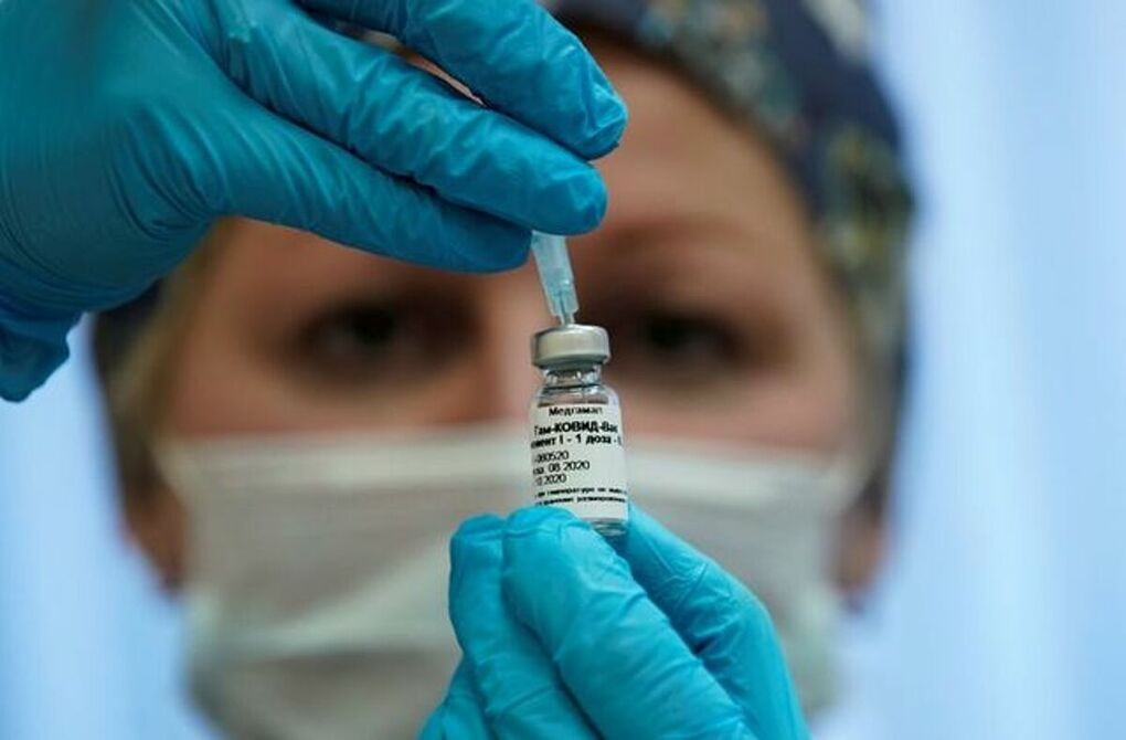 Một nhân viên y tế Nga chuẩn bị vaccine thử nghiệm cho tình nguyện viên, ngày 17/9. Ảnh: Reuters