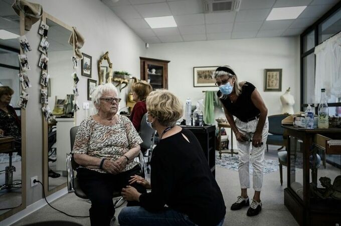 Một tiệm làm tóc tại làng Landais Alzheimer. Ảnh: AFP