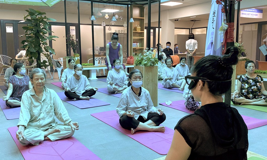 Lớp yoga trong bệnh viện người cao tuổi