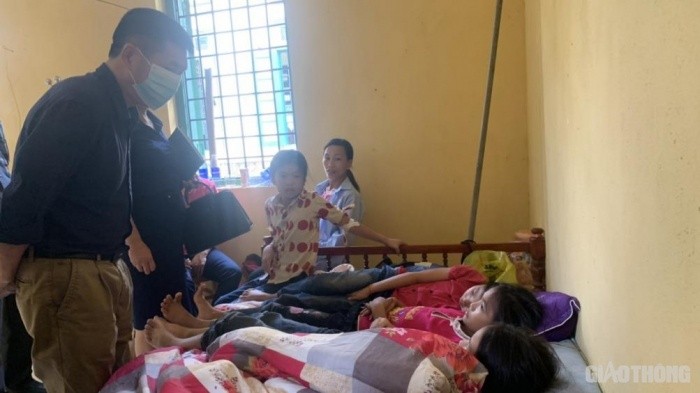 Lào Cai: 57 học sinh tiểu học nhập viện sau bữa ăn tại trường