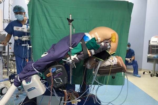 Bàn mổ đặc biệt được thiết kế riêng cho bệnh nhân T. trong hơn 3 tháng qua