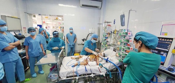 Các bác sĩ đã bật báo động đỏ nội viện hội chẩn và quyết định đặt ECMO cho bé T.