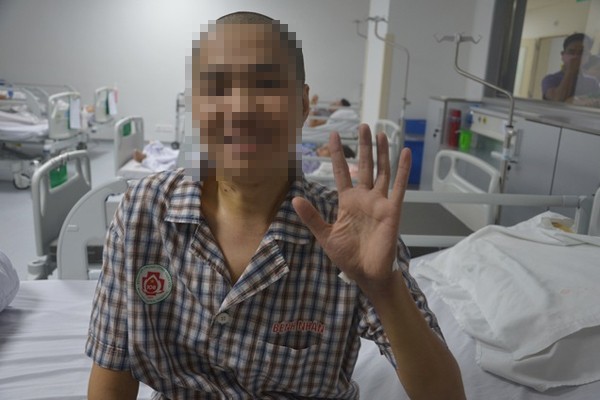 Anh T. cười tươi khi thấy cuộc sống đang trở lại bình thường