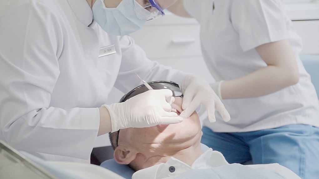 Người đàn ông Mỹ đến Việt Nam trồng lại răng